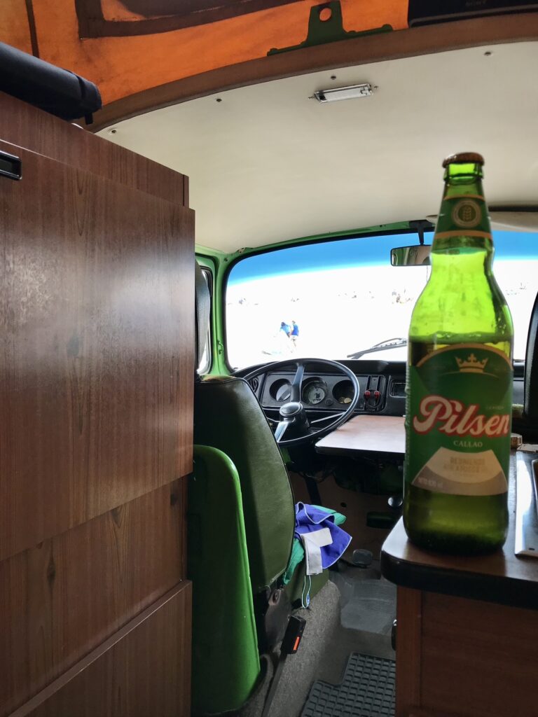 Botella de cerveza sobre la mesada con vista a la cabina