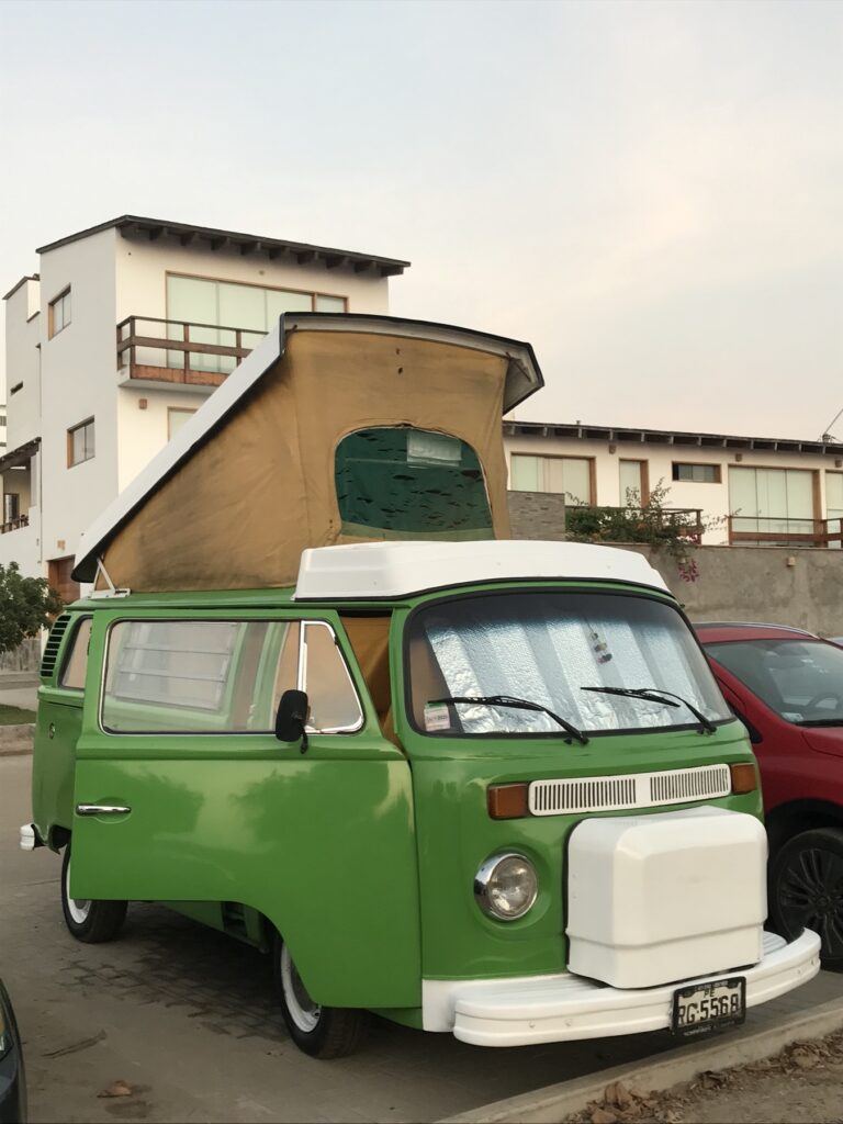 La Helsinki con el techo elevable abierto, vista de frente