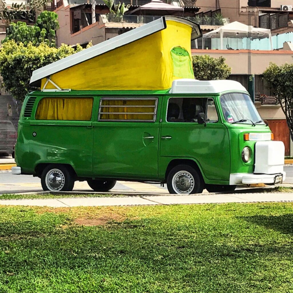 La combi verde con el techo elevable amarillo desplegado
