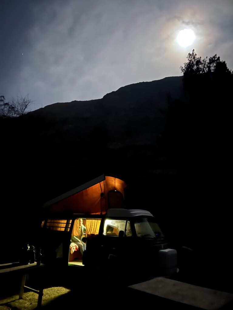 La combi con el techo elevable iluminado bajo la luna