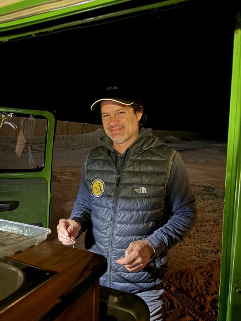 Preparando la comida junto a la puerta abierta de noche