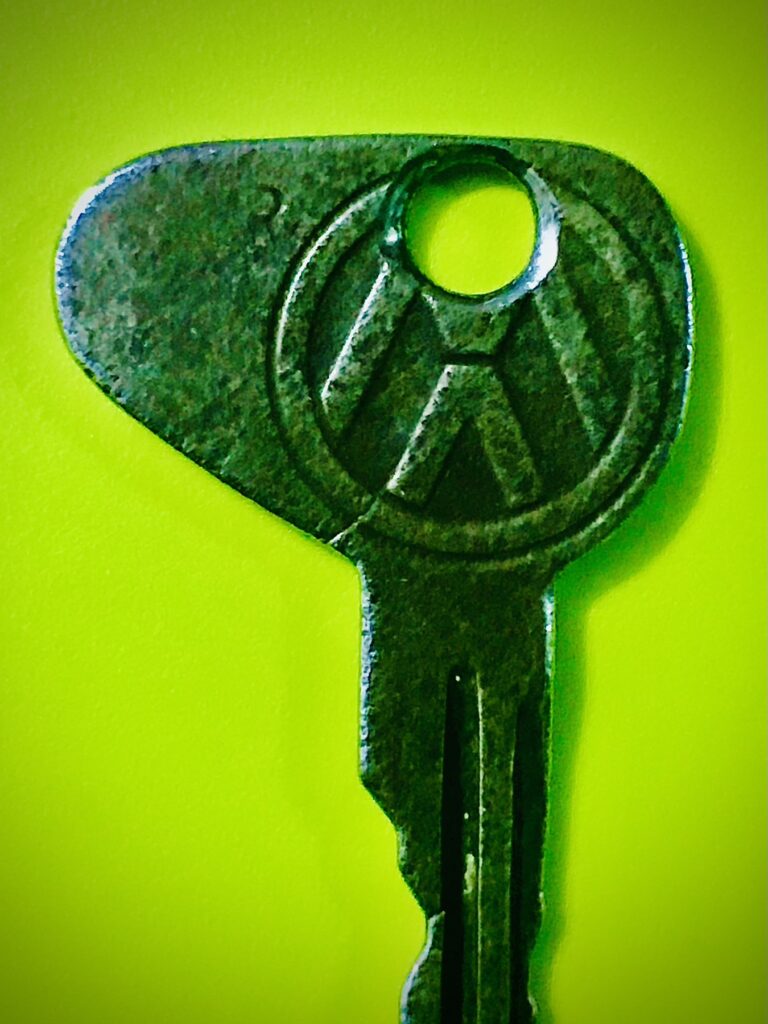 Llave original de Volkswagen sobre fondo verde