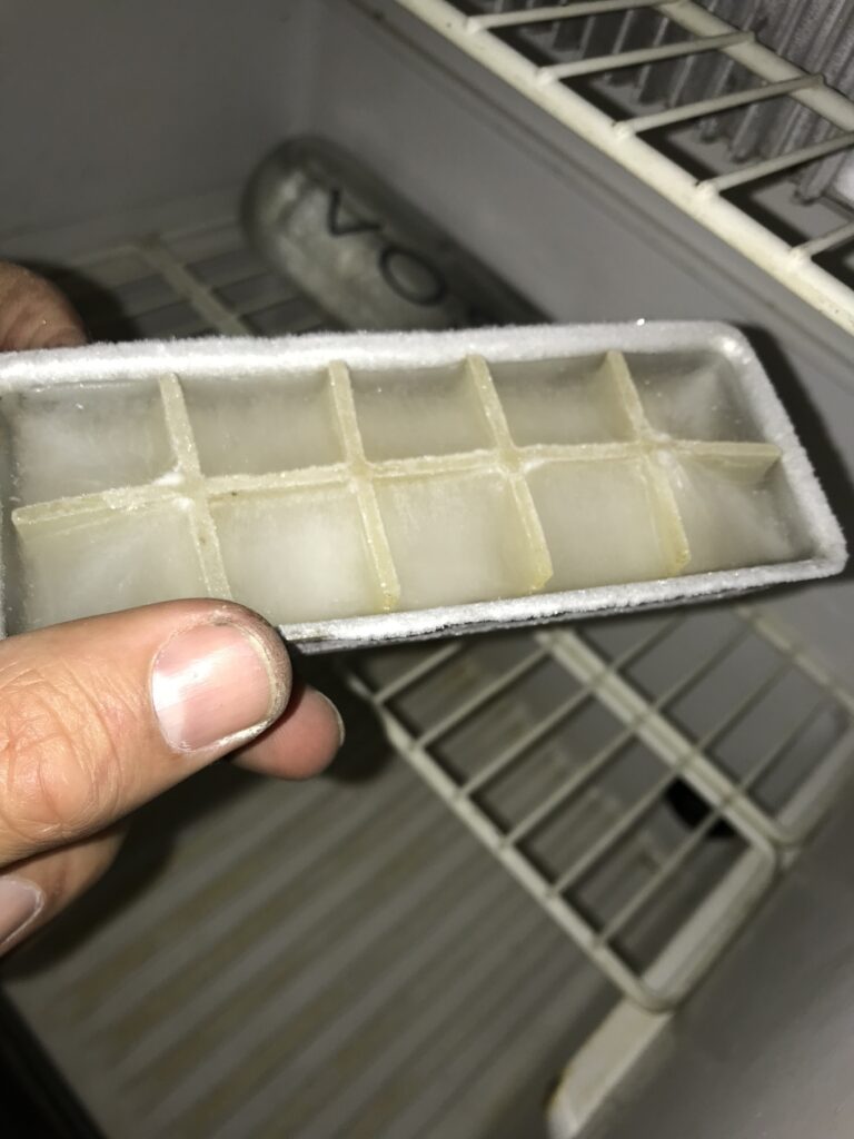 Cubetera metálica de época en la mano