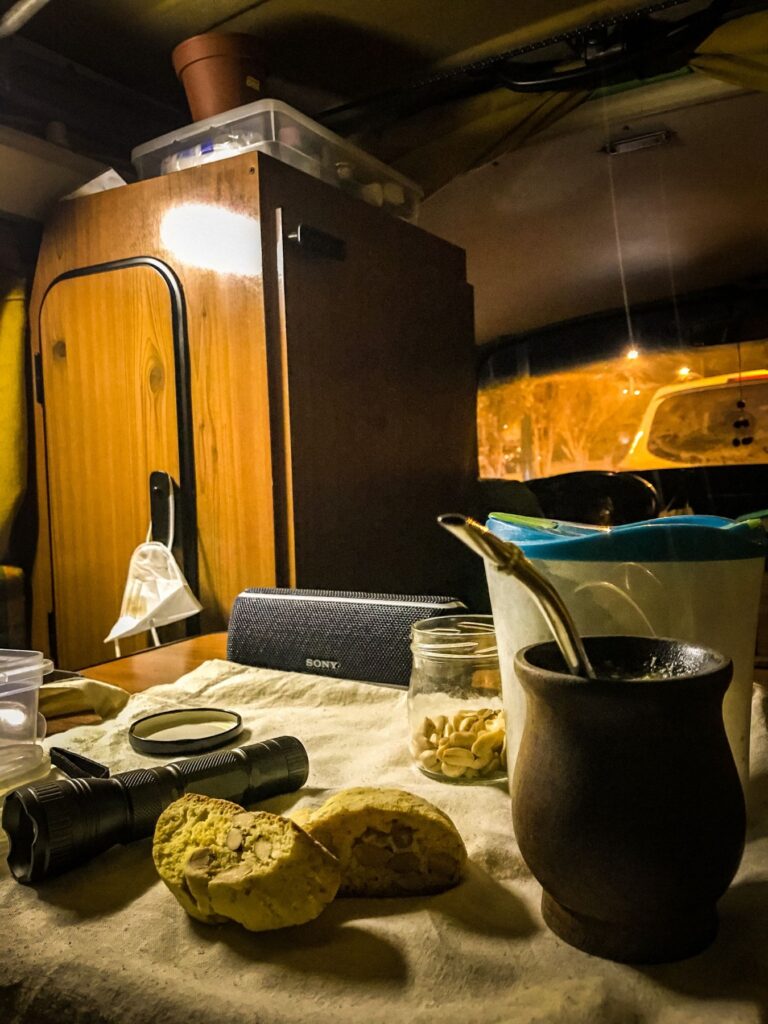 Mate, biscotti y maní sobre la mesa de la combi de noche