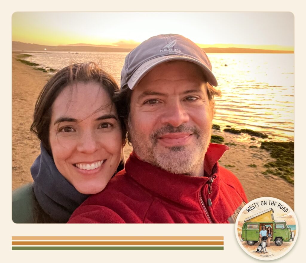 Selfie de la pareja en la playa al atardecer