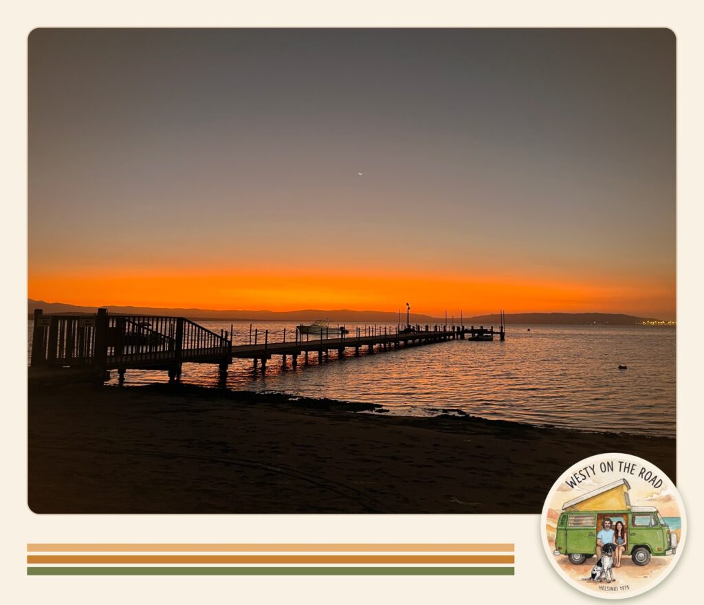 Muelle sobre el mar al atardecer