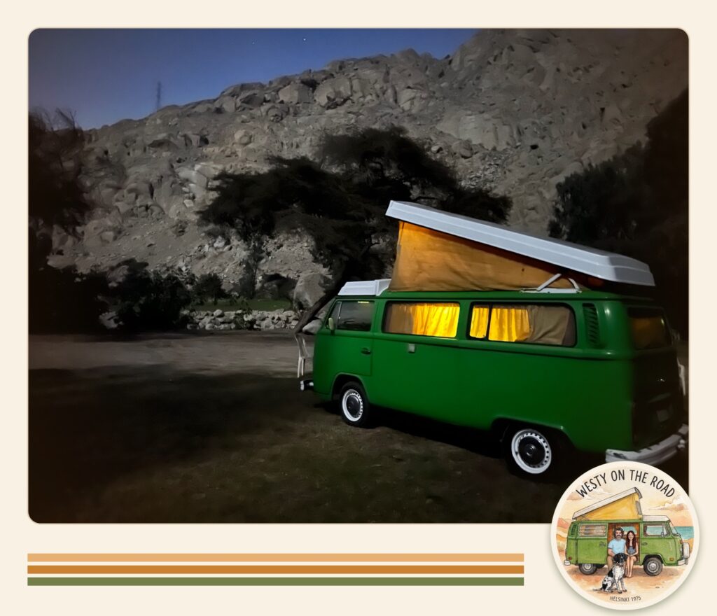 La combi de noche con el techo arriba al pie de un cerro