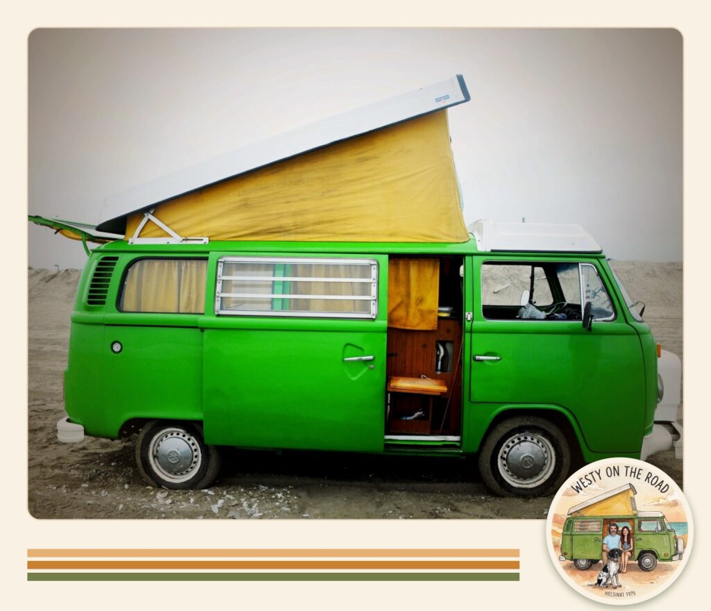 La combi Westfalia verde con el techo elevado en la playa